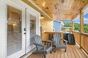 Outdoor spa tub - The Honeycomb Cabin (Chattanooga)