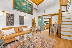 TV, offices - The Honeycomb Cabin (Chattanooga)