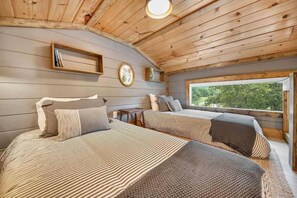 3 bedrooms, iron/ironing board, free WiFi - The Lavender Loft Family Cabin (Chattanooga)