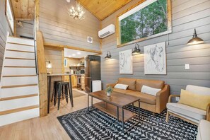 TV, offices - The Lavender Loft Family Cabin (Chattanooga)