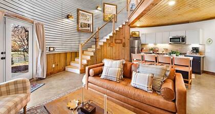 Farm Silo with Mountain Views & Hot Tub