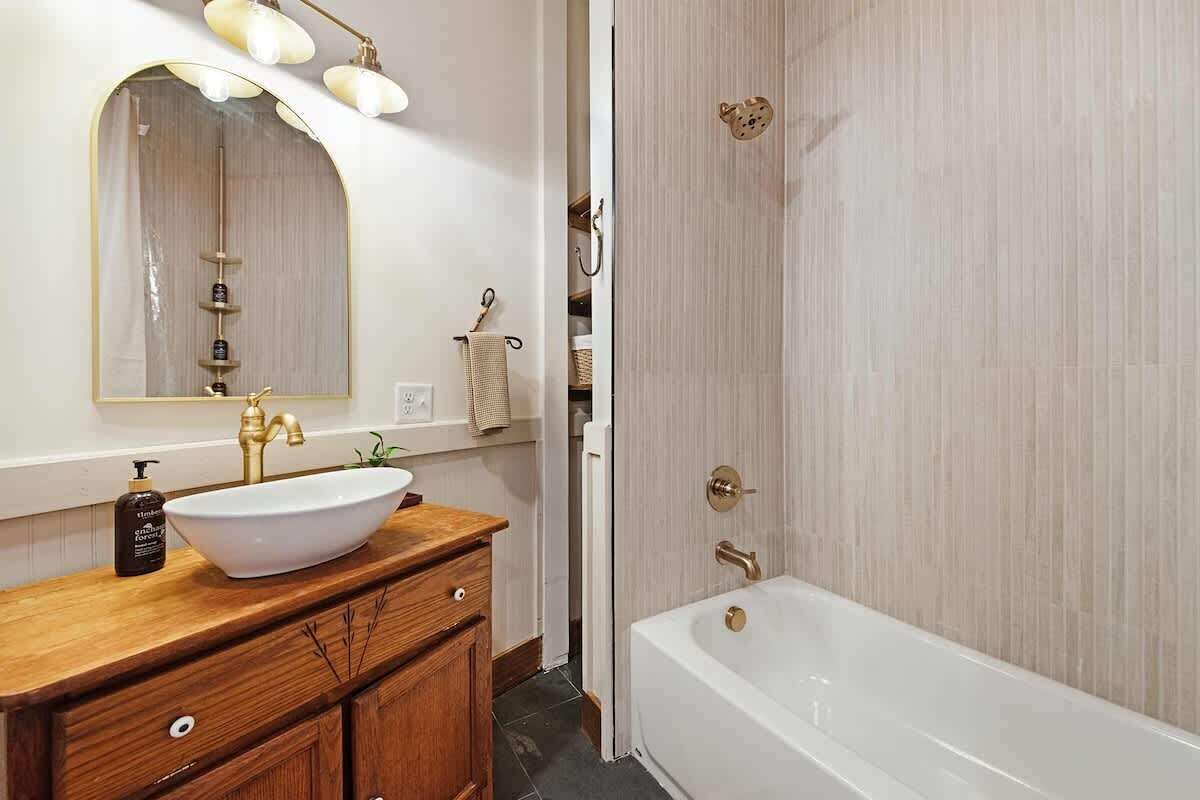 Een haardroger, handdoeken