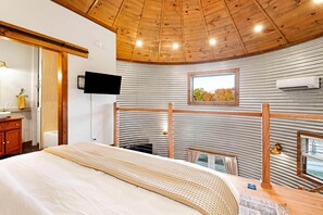 Room - The Lookout Silo | Farm Stay with Pasture Views (Chattanooga)