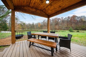 Outdoor dining - The Hollow Silo | Peaceful Farm Stay Near Chattanooga (Chattanooga)