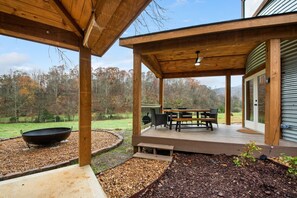 Outdoor dining - The Hollow Silo | Peaceful Farm Stay Near Chattanooga (Chattanooga)