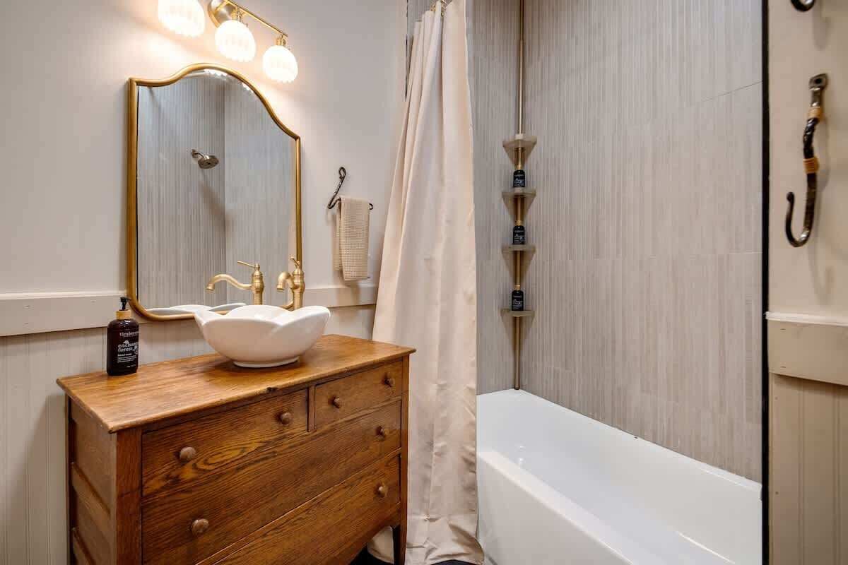 Een haardroger, handdoeken