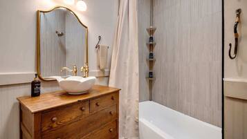 Een haardroger, handdoeken