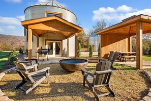 Outdoor dining - The Ridge Silo | Scenic Farm Stay Near Chattanooga (Chattanooga)