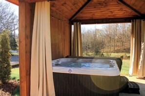 Outdoor spa tub - Cozy Farm Silo - Sleeps 4 with Private Hot Tub (Chattanooga)
