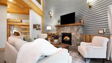 Een smart-tv en een open haard