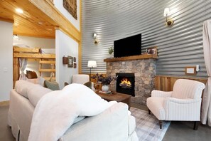 Smart TV, fireplace - Cozy Farm Silo - Sleeps 4 with Private Hot Tub (Chattanooga)
