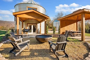 Outdoor dining - Cozy Farm Silo - Sleeps 4 with Private Hot Tub (Chattanooga)