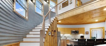 Cozy Farm Silo — Sleeps 4 w/ Private Hot Tub