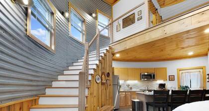 Cozy Farm Silo — Sleeps 4 w/ Private Hot Tub