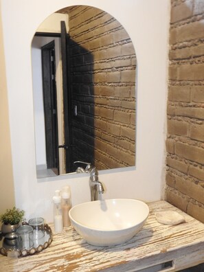 Shower, soap - 02 Centrally located apartment (Bernal)