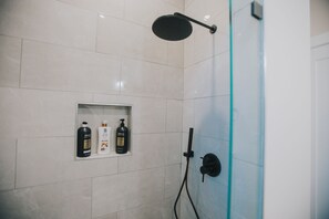 Secadora de cabello, toallas, jabón, papel de baño