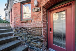 Apartment | 1 bedroom - Modern Heritage Apartment in the Heart of Halifax (Halifax)