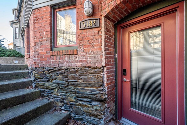 Apartment | 1 bedroom - Modern Heritage Apartment in the Heart of Halifax (Halifax)