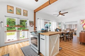Open layout from kitchen to dining table