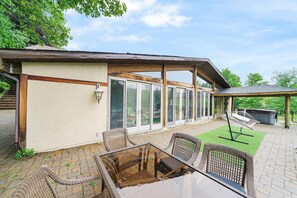 House | 7 bedrooms - Cozy Winter Villa Heated Indoor Pool Private Yard (Woodridge)