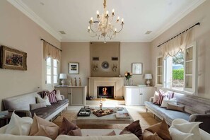 Televisión, chimenea y oficina