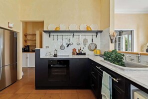 ثلاجة، ميكروويف، فرن، موقد طهي مسطح