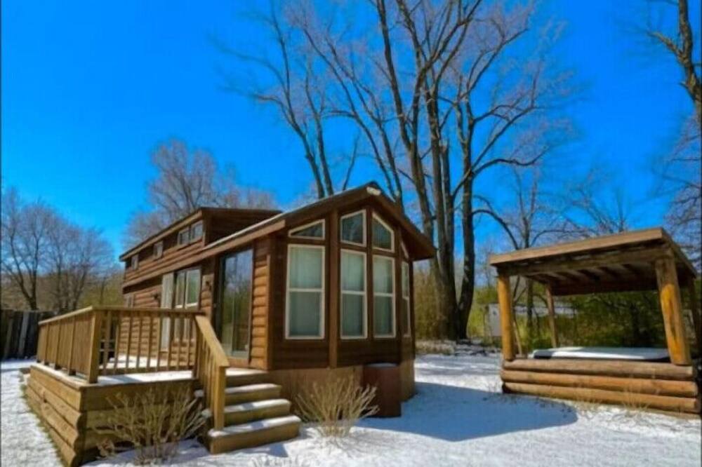 Bourbon Barrel Cabin on Lake Near Airport Downtown