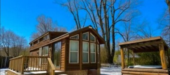 Bourbon Barrel Cabin on Lake Near Airport Downtown