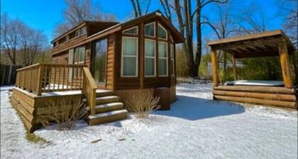 Bourbon Barrel Cabin on Lake Near Airport Downtown