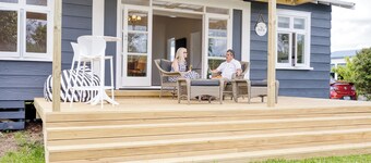 Classic Kiwi Bach- 200 Steps to the Estuary, 5 min walk to the Tavern & Village.