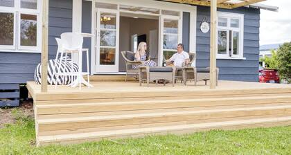 Classic Kiwi Bach- 200 Steps to the Estuary, 5 min walk to the Tavern & Village.