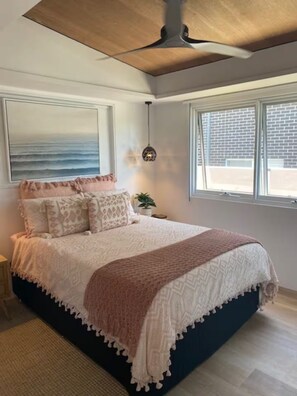 2 bedrooms, iron/ironing board, WiFi, bed sheets - Two Birds Retreat (Adults Only) (Diamond Beach)