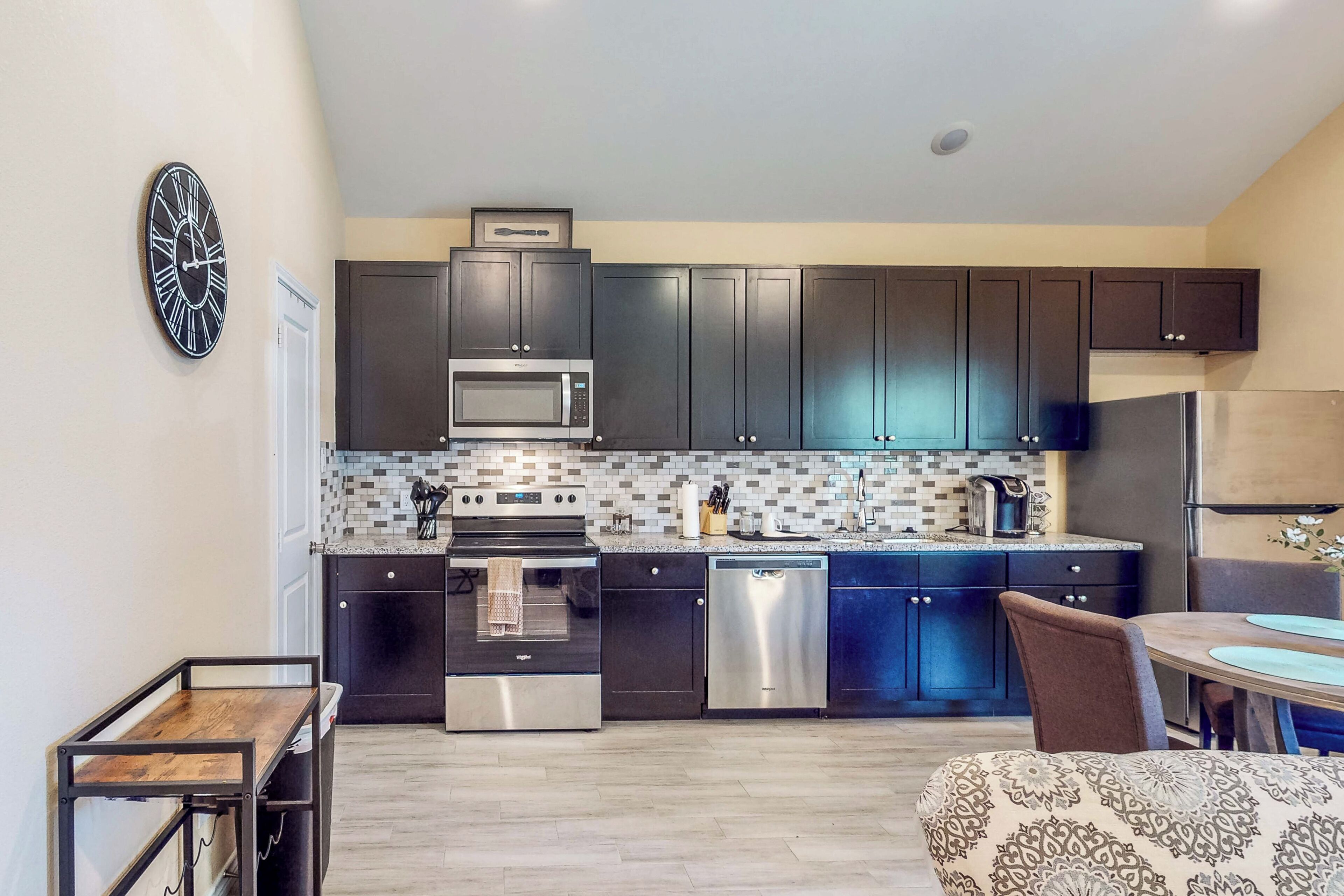 Kjøleskap, mikrobølgeovn, kokeplater og oppvaskmaskin