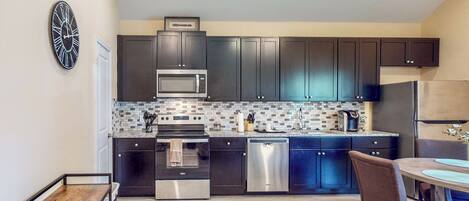 Kjøleskap, mikrobølgeovn, kokeplater og oppvaskmaskin