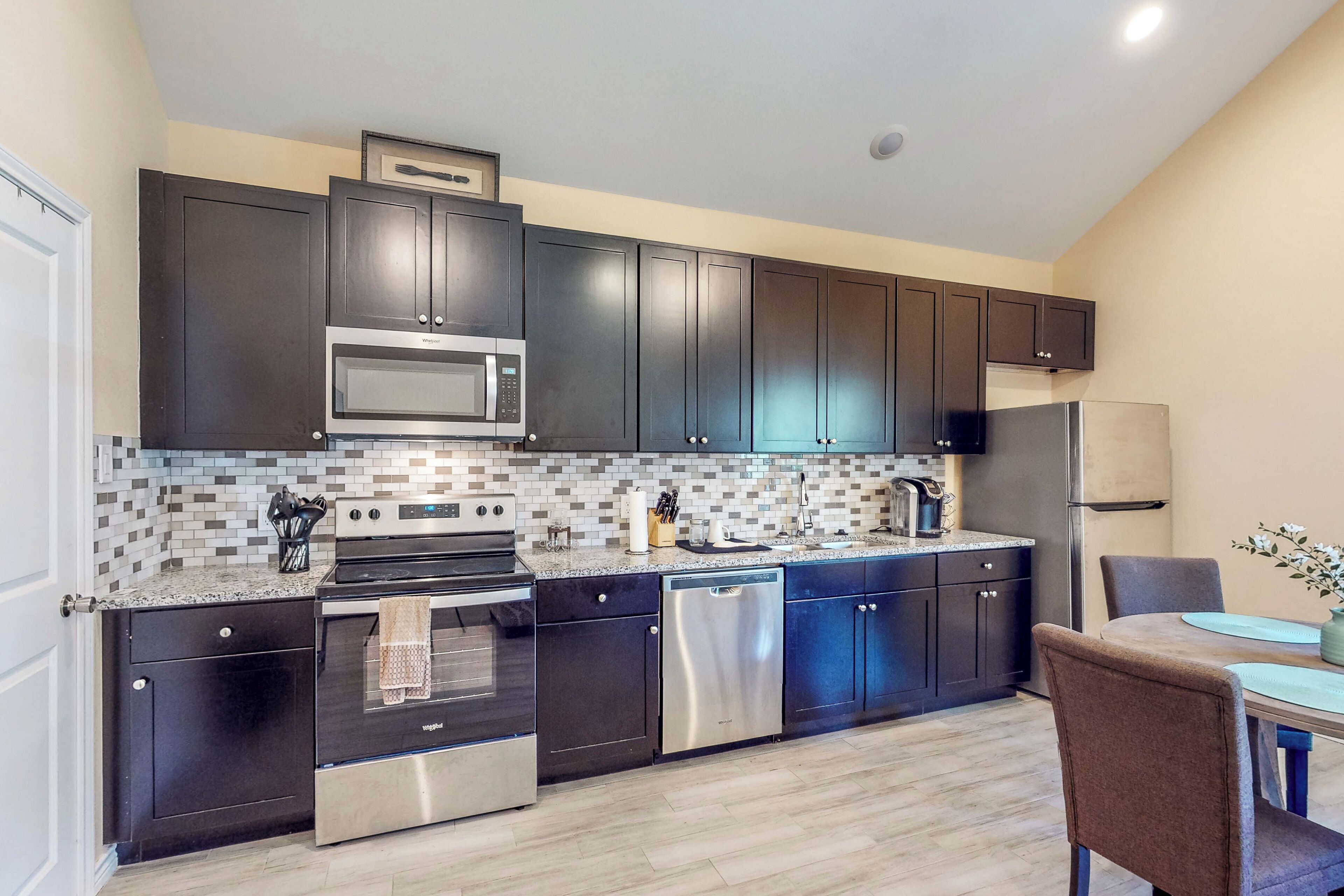 Kjøleskap, mikrobølgeovn, kokeplater og oppvaskmaskin