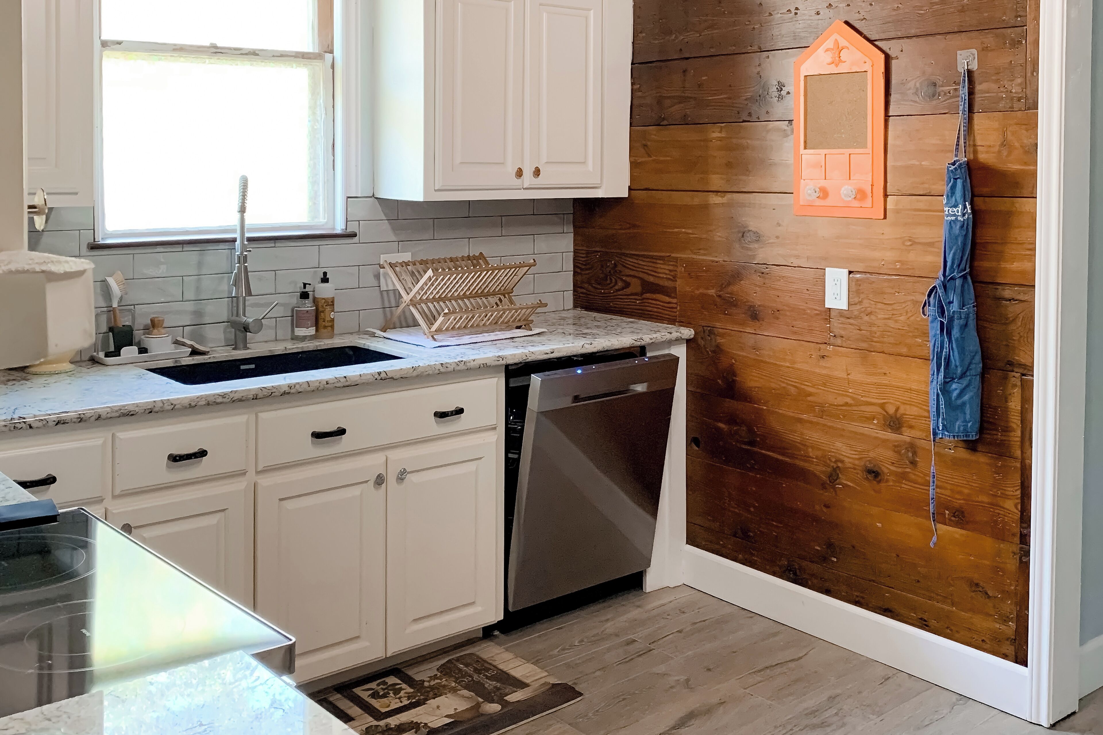 Réfrigérateur, four à micro-ondes, surface de cuisson, lave-vaisselle