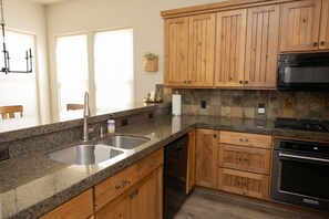 Private kitchen - Entrada Escape, Desert Home Near Snow Canyon (Santa Clara)