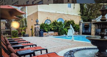 A STUDIO unit in charming New Orleans with easy access to local fun & streetcar.