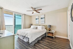 2 bedrooms, travel cot, Internet, bed sheets - Steps to Sea! Snowbird Escape in Madeira Beach (Madeira Beach)