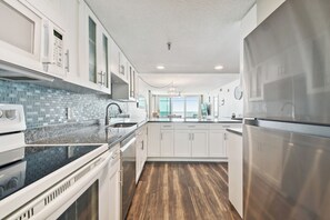 Fridge, microwave, stovetop, dishwasher - Steps to Sea! Snowbird Escape in Madeira Beach (Madeira Beach)