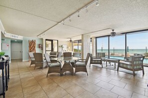 Dining - Steps to Sea! Snowbird Escape in Madeira Beach (Madeira Beach)