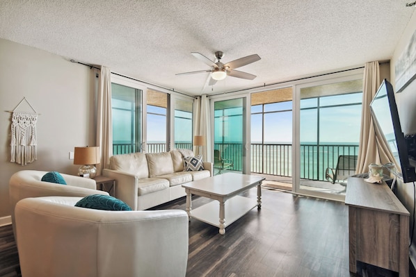 TV - Steps to Sea! Snowbird Escape in Madeira Beach (Madeira Beach)