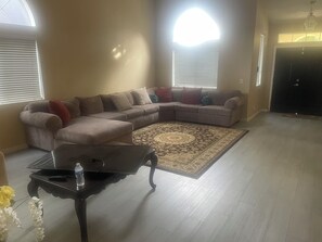 TV, fireplace - Marvelous 6-bedroom house with AC in tranquil Stockton (Stockton)