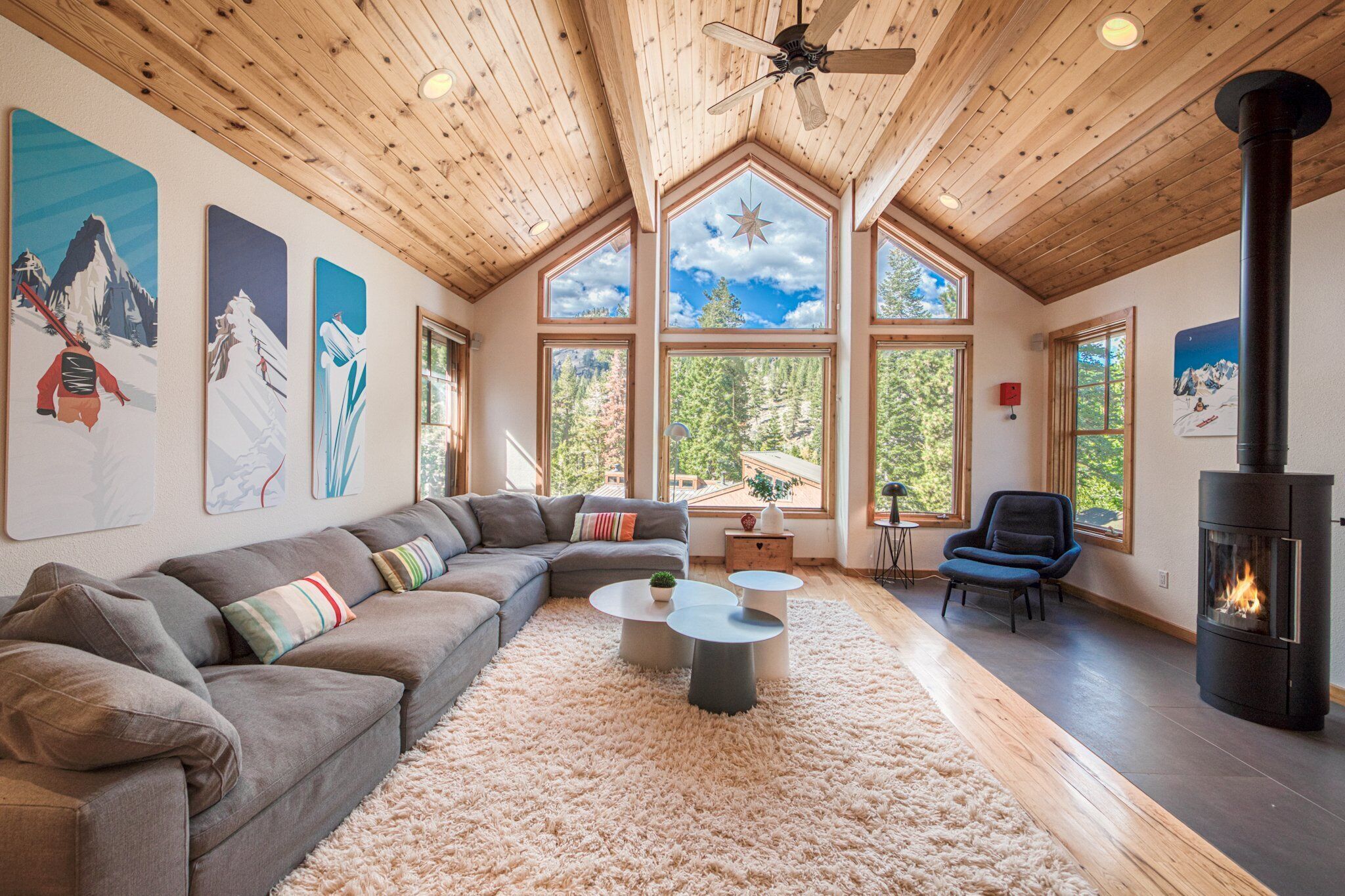 Smart TV, chimenea, futbolito y estéreo 