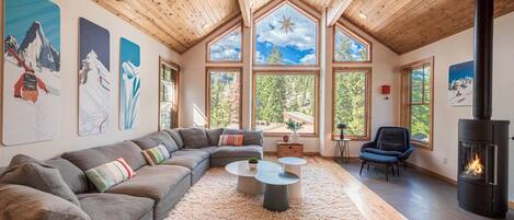 Téléviseur connecté, foyer, table de baby-foot, chaßne audio