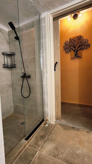 Shower, hair dryer, towels, soap - 2-bedroom designers apartment, recently renovated (Athina)