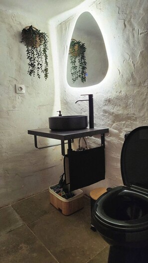 Shower, hair dryer, towels, soap - 2-bedroom designers apartment, recently renovated (Athina)