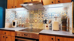 Oven, stovetop - 2-bedroom designers apartment, recently renovated (Athina)