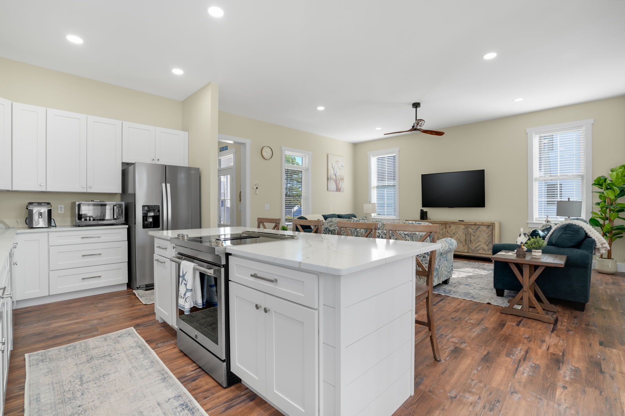 ثلاجة، ميكروويف، فرن، موقد طهي مسطح