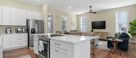 ثلاجة، ميكروويف، فرن، موقد طهي مسطح